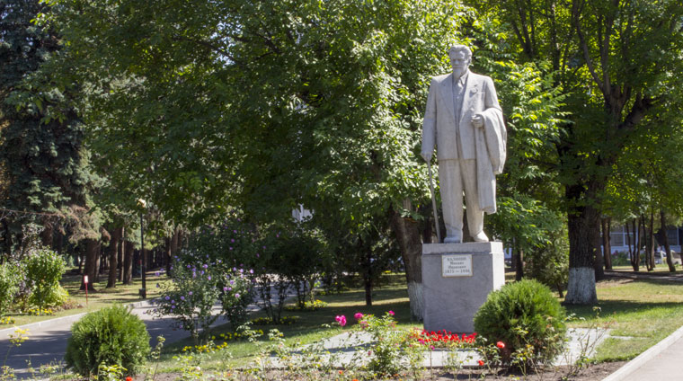Памятник М.И. Калинину на территории санатория Калинина в Ессентуках