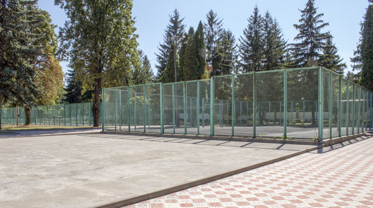Теннисный корт на территории санатория Калинина. Ессентуки